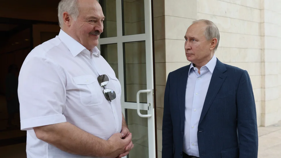 Belarus ledare Aleksandr Lukasjenko träffade Rysslands dito Vladimir Putin i ryska Sotji i fredags. Inom kort ska ryska kärnvapen placeras på belarusisk mark.