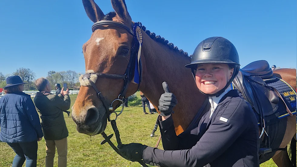 Stina Arosenius och Lorelei efter den internationella tävlingen i fälttävlan i Polen, där hon kom sjua.