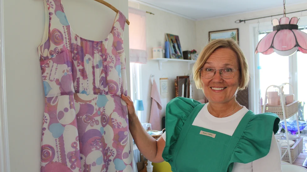 Eija Nieminen, iklädd ett Konsumförkläde ifrån 80-talet. 