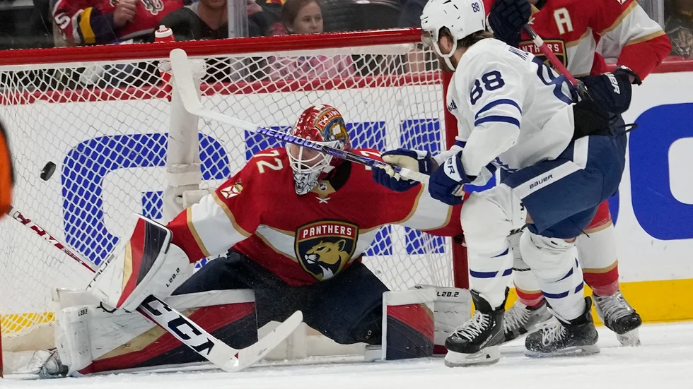 Torontos William Nylander (88) fick in pucken bakom Floridas målvakt Sergej Bobrovskij i andra perioden i det fjärde mötet mellan lagen.
