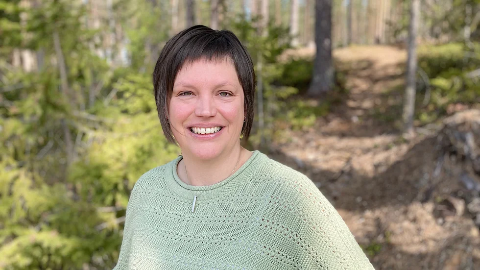 Lisa Eskilsson bor på Sävastön med sin familj. De har en fin skog på baksidan av tomten. " Vi trivs jättebra här på området".