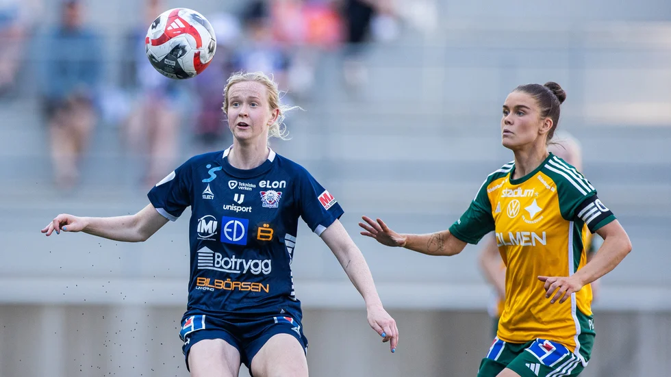 Linköpings Emma Östlund och IFK Norrköpings My Cato i duell under bortamatchen i Linköping.