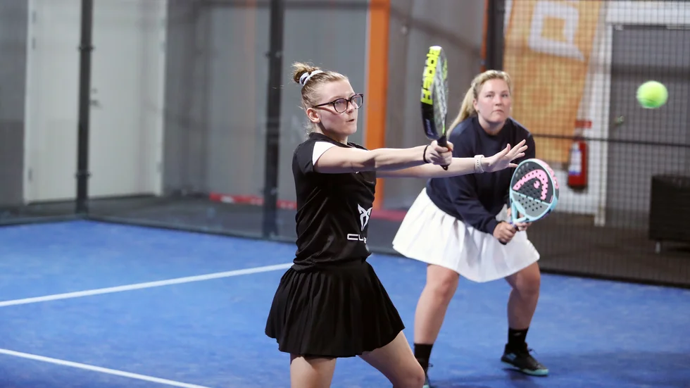 Julia Bergström och Thea Hoffsten vann sin sista seriematch i PDL Köpetorp. Nu är det färdigspelat i en av Linköpings äldsta padelhallar.