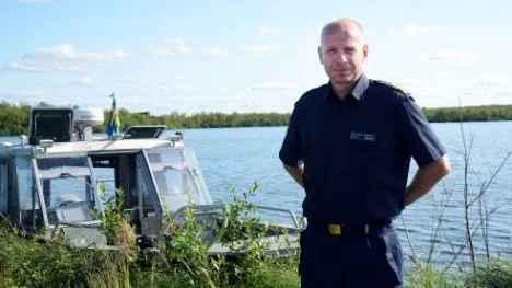 Försvarsmakten ska lokalisera och så småningom bärga den ammunition som finns på sjön Ala Lombolos botten sedan andra                         världskriget. "Det finns mycket miljögifter i hela Lombolo som man måste ta hänsyn till", säger Klaes Annvik, insatschef.FOTO: MARIA UNGA