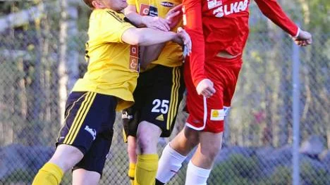 Kiruna FF nådde högst i toppmatchen mot Notviken och vann med klara 3-0. Här fajtas Dan Holmgren,, Daniel Öhman och Emil Björnström i luftrummet.