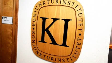 Konjunkturinstitutets lönekalkyl bygger inte på verkligheten så som den ser ut i dag utan på förhoppningar om hur aktörerna på arbetsmarknaden, Riksbanken och regeringen i bästa fall kommer att agera.