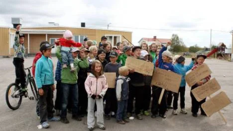 Så här såg det ut när eleverna i Kuttainen protesterade mot beslutet att stänga den kommunala skolan. På måndag kan de börja i skolan i hembyn igen. Nu i friskolans regi. FOTO: ALEXANDER LINDER