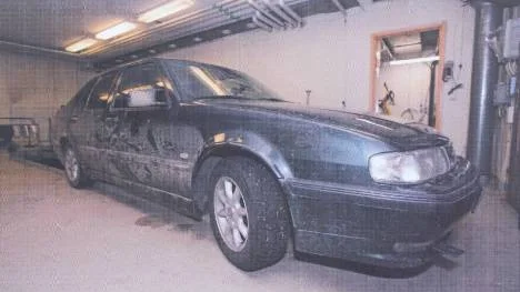 Det var vid det främre, högra hjulhuset som den påkörda 22-åringen fastnade med sina ben och släpades med 500 meter. Nu åtalas bilföraren, en 21-årig bodensare, för grov misshandel. FOTO: POLISEN