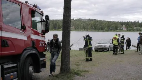 Brandmännen drog upp bilen, som klarade badet utan större skador. Den ville dock inte starta direkt.