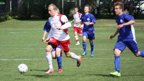 Lagkaptenen Philip Olofsson från Bodens BK utmanar Dalarnas försvar.