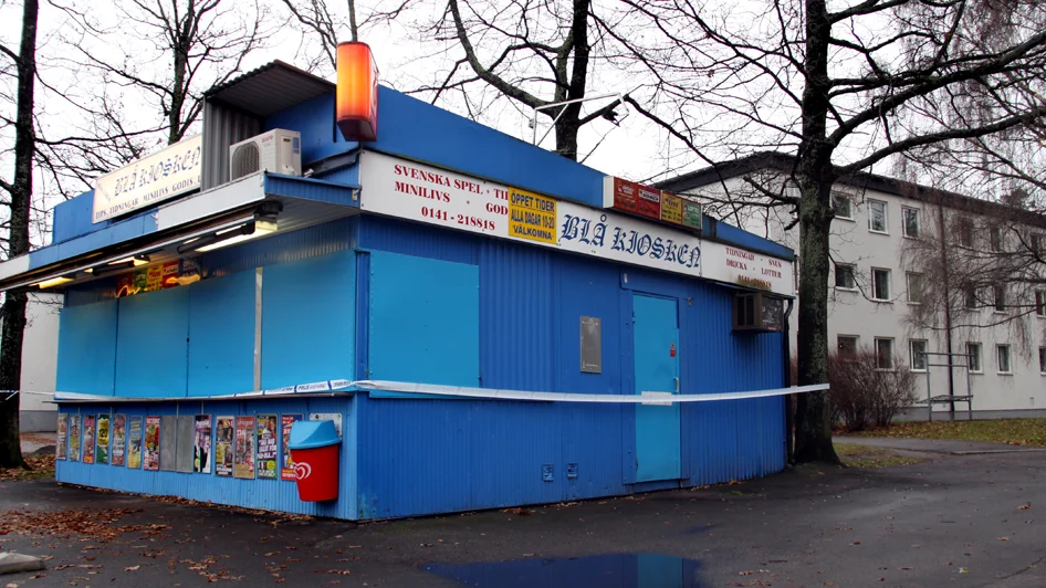 Blå kiosken på Ekön rånades under brutala former under söndagskvällen. Gärningsmännen tros ha flytt genom delar av Eköns bostadsområde, från baksidan av kiosken mot LasarettsgatanNorrängsgatan.