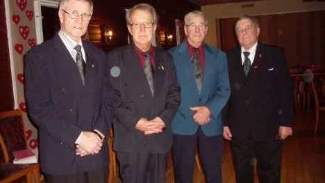 Pajala Lions-klubb firar i år 40-årsjubileum. Firandet avslutades i Tannavallenlogen med luciatåg och julmat. Lions hyllade  Ivar Jatko, Jonas Wikström, Sune Daghäll och Göte Pohjainen (bilden) som varit medlemmar varit verksamma i 40 år. Det delades även ut bidragtill skidspårsföreningen, Tornedalens Ryttarförening (som ställde upp med luciatåget), Nicaragua barn och ett ungdomsstipendium.