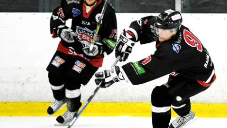 Petter Stålnacke ser på när lagkamraten skjuter. Inget mål den gången och igår förlorade Rebels mot serieledarna. Foto: bengt-åke persson: