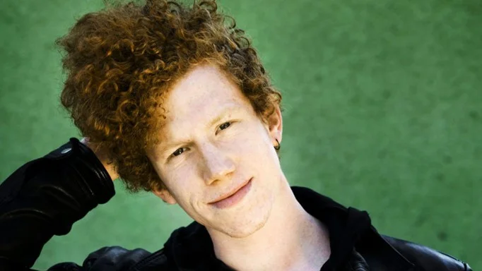 Erik Hassle står och väger.