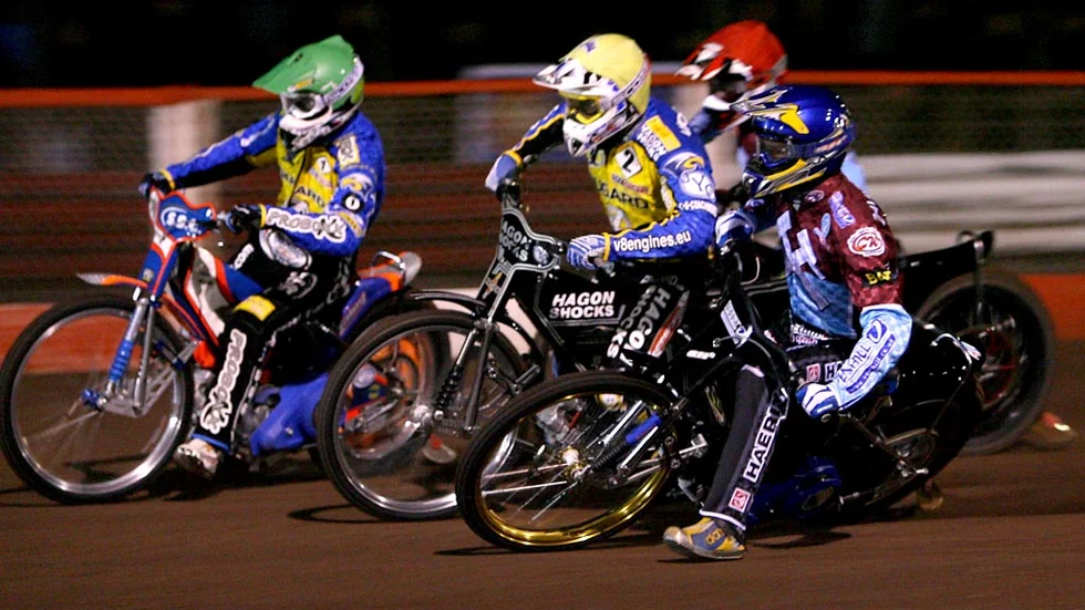 Jonas Davidsson inledde på fredagskvällen säsongen på allvar med match i sitt engelska lag Lakeside. Jonas, här i blå hjälm, tog 8+3 poäng på sina fyra heat när laget slog Eastbourne med 5738.