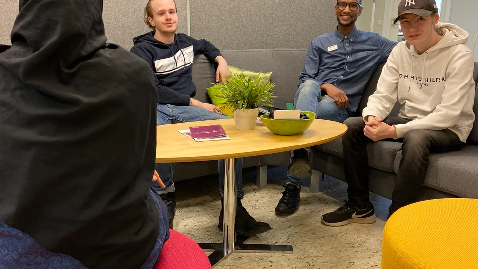Noor (med ryggen mot kameran), Andreas Nordström och Edvin Jonasson har deltagit i Viadidakts projekt Ung comeback. I mitten ses även projektledaren Kayse Shafe.