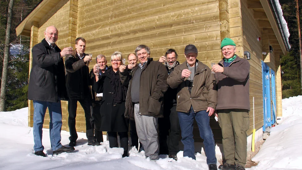 Gutår! Sverre Moum (M), Pär Ericsson, Lennart Tingefors, Elisabeth Edlund (S), Lars Niklasson (från Ingenjörsfirma Ros som konstruerat anläggningen), Peter Ohlin, Tommy Johansson, Vilgot Björkegren och Sture Andersson inviger vattenverket. Foto: GUSTAV BORG