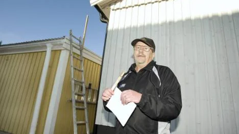 Stegen står klar inför vinterns snöskottning. Snö från grannfastighetes betydligt högre garage rasar ned över Rolf Wingestams. Han inser också att det blir bekymmer den dag lillgaraget behöver målas om. FOTO: Göran Ström