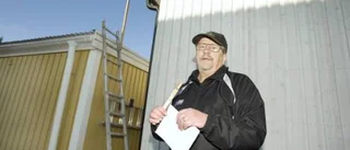 Han retar sig på grannens garage