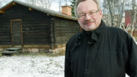 Lars Törnman framför Kirunas första bostad, B1:an.