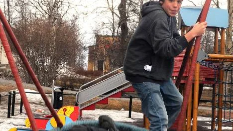 Karl Erkheikki och Andreas Juhlén underhåller sig i lekparken i Haparanda. FOTO: linda danhall