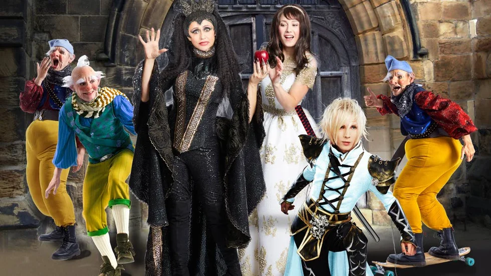 Nanne Grönvall som den elaka drottningen, tillsammans med Ellen Bergström, Yohio och Konrad, Konrad och Konrad.