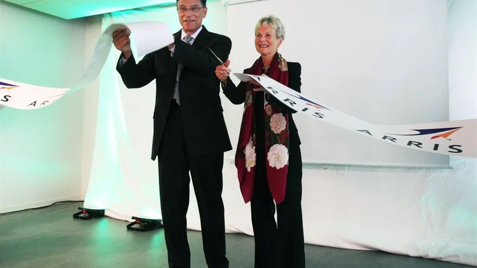 Bob Stanzione, vd för Arris och  och Elisabeth Nilsson, landshövding invigde det nya kontoret i Linköping.
