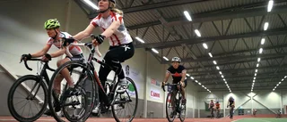 Cyklister flyr kyla och grusiga vägar