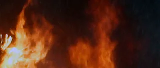 Fullt utvecklad brand i lada