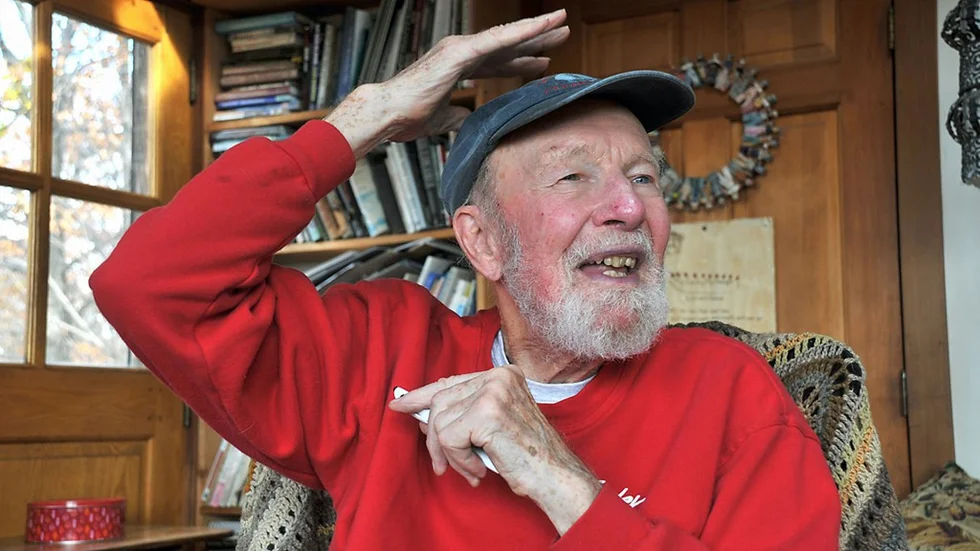 Här 90-årige Pete Seeger hemma i stugan som han byggt själv.