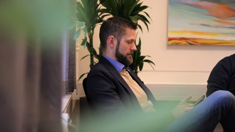 Trots EU-direktivet, som ministerrådet ska fatta ett slutligt beslut om under sommaren, väljer Motala kommun att gå vidare med två konstgräsprojekt. Det berättar Mark Henriksson (M), kommunalråd.