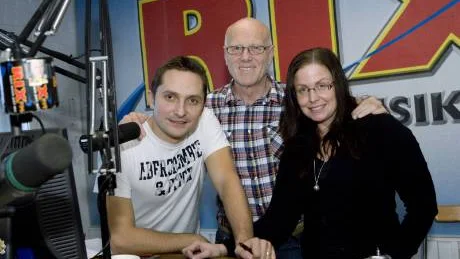 Röster i radio blir röster i tv. "Rix Morronzoos" programledartrio - Roger Nordin, Titti Schultz och Gert Fylking - kan ses i TV 6:s morgonsändningar framöver. Foto: Peter Knutson