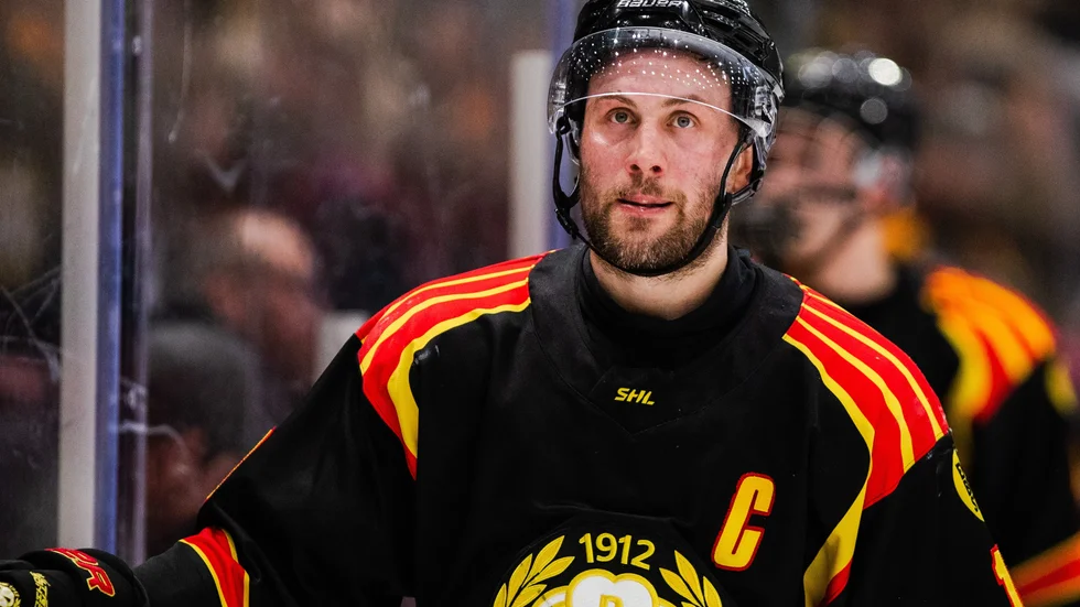 Johan Larsson och Brynäs är på väg mot final i Hockeyallsvenskans slutspel. Efter onsdagens match har den gotländske stjärnan skapat rubriker. 