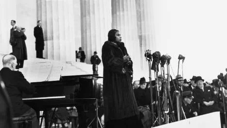 Marian Anderson uppträder på trappan till Washington´s Lincoln Memorial påskdagen den 9 april 1939. Utomhuskonserten lockade en stor publik  och ännu fler radiolyssnare.