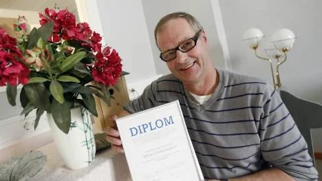 Så här glad var Överkalixbostäders ordförande Kurt Larsson när stiftelsen nyligen utnämndes till svensk mästare i förvaltning av hyresbostäder. Nu bjuds alla hyresgästerna på jullunch.