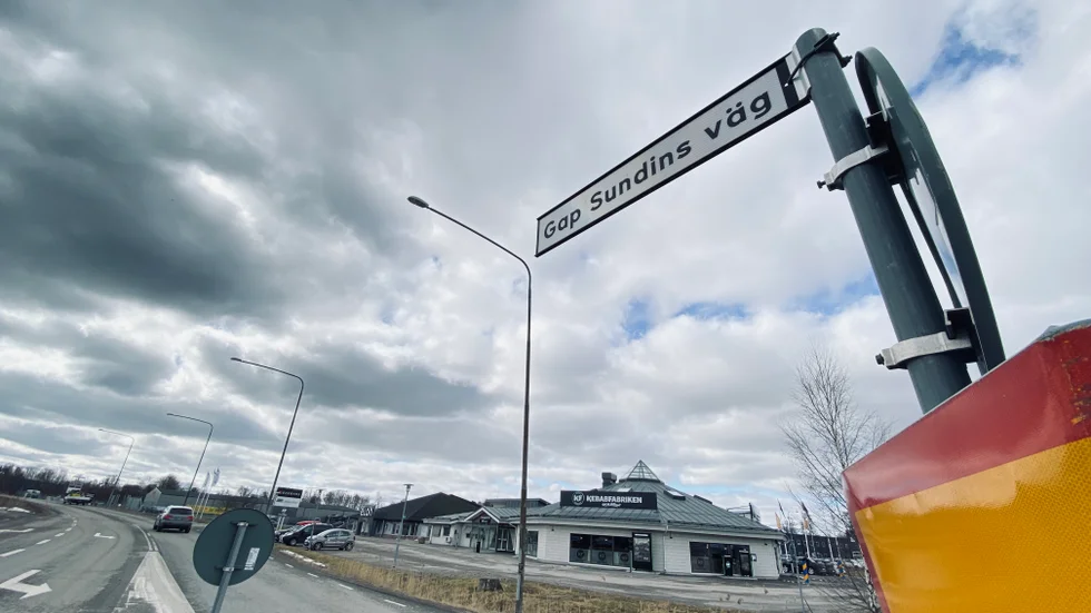 Gap Sundins väg är hårt belastad av trafik. Det är en av orsakerna till att hastigheten nu sänkts till 50 kilometer i timmen.