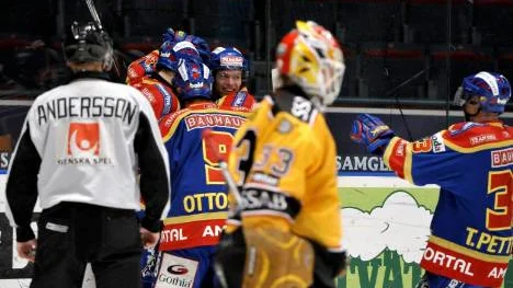 Luleå Hockey ledde med 2-1 en bra bit in i tredje perioden. Men så kom en billig utvisning och då högg Djurgården som en kobra. Dessutom gjorde man ännu         ett mål i förlängningen. Det var andra mötet i rad som Djurgården snuvar Luleå på en trepoängare alldeles i slutet. Av lagens tre möten den här säsongen har bottenlaget Djurgården tagit sju poäng och Luleå bara två.  Foto: SCANPIX