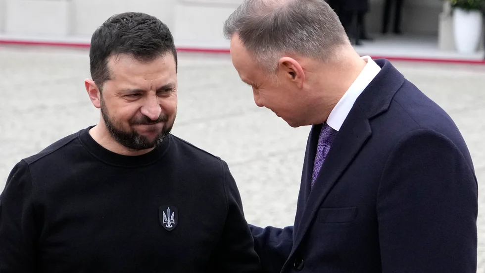 Polens president Andrzej Duda, till höger, välkomnar Volodymyr Zelenskyj vid presidentpalatset i Warszawa.