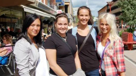 Baiba Baumane (tvåa fr v) från Lettland ser ut att bli ny målvakt i Boden Handboll. På torsdagen besökte hon Boden guidades bland annat runt i stand av Cathrine Kullbrandt (längst t v), Louise Sjöqvist och Emmy Nordmark.