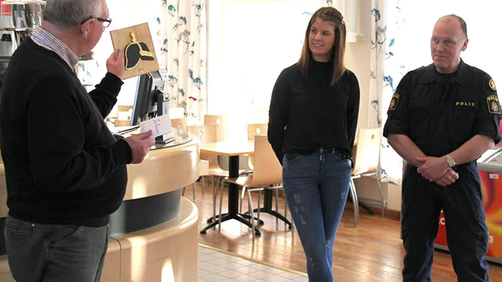 Årets Kask. Bo Josefsson från Linköpingspolisens seniorklubb delade ut priset till Ida Karlsson och Stefan Björnell. Foto: Annika Manninen