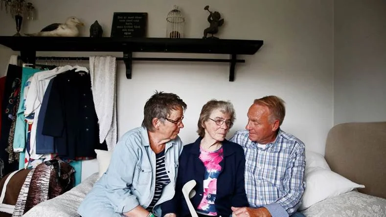 Äldreomsorg=äldresorg. Så heter den facebooksida som Wiwi är medlem i, och använder i sitt arbete för en värdigare äldeomsorg. Från vänster är Wiwi Heggblad, mamman Kerstin Johansson och broderna Göran Arvehell.