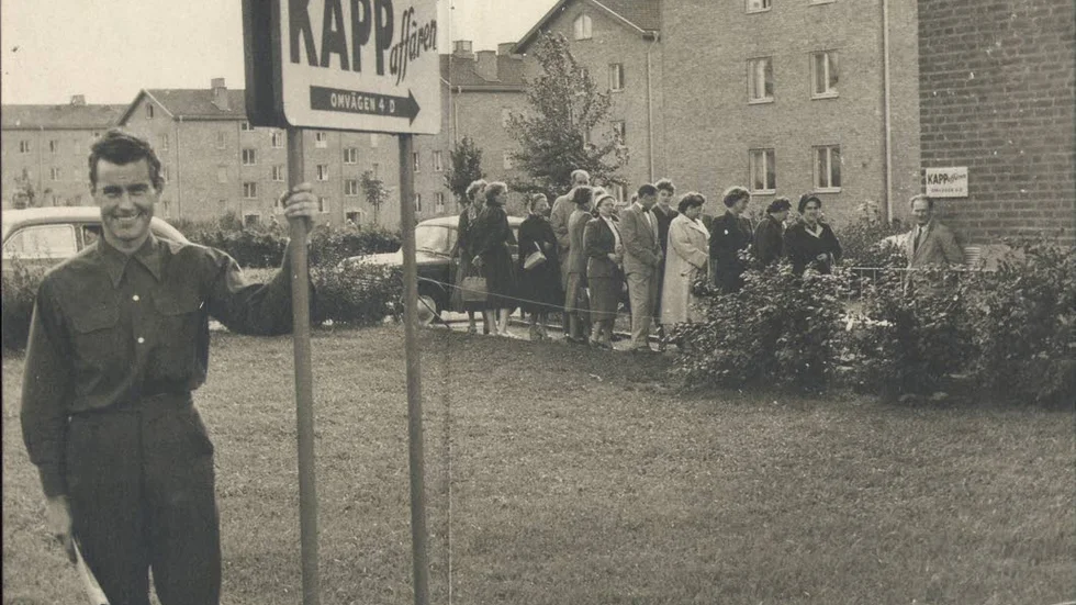 Stolt entreprenör. Per-Olof Ahl (1919-96) utanför den första Kapp-Ahlbutiken, en källarlokal i Göteborg.