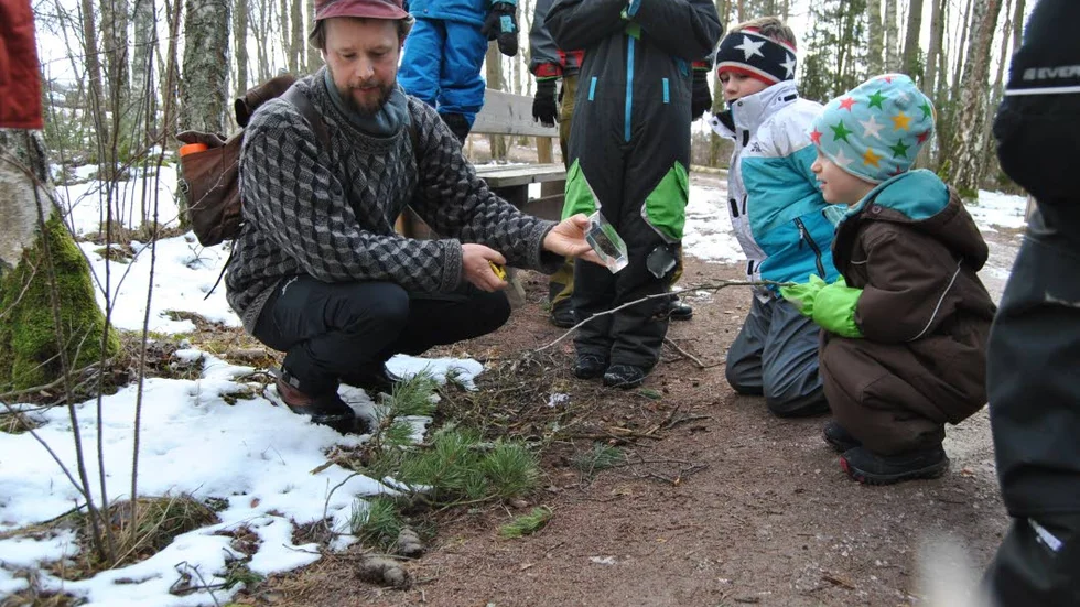 Spår av hund. Johan Falk, spårare från länsstyrelsen, visar barnen Lukas och Vilgot Svensson, Motala, hur man spårar.