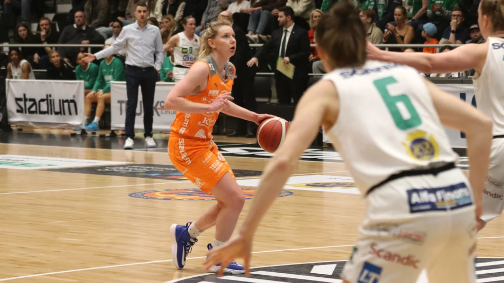 Lexi Held togs tufft i början men klev fram när det behövdes för Dolphins i semifinalen nummer tre. 