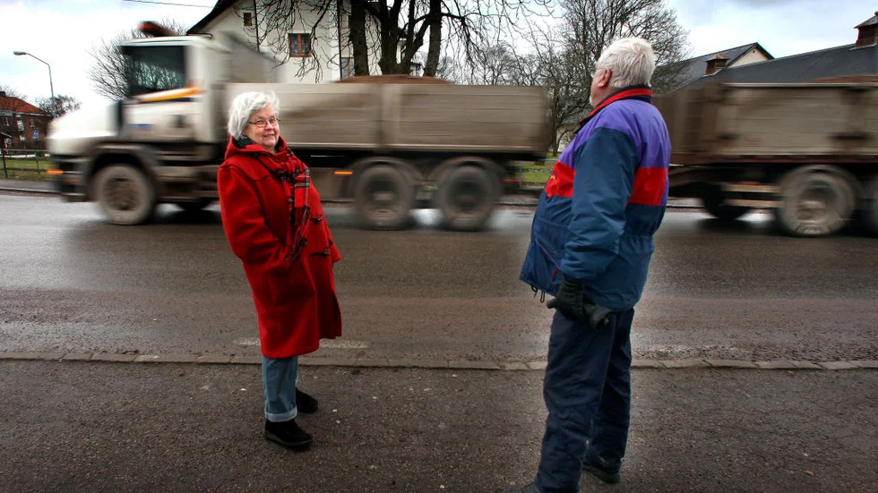 Monica och Arne Axell vill att Mjölby kommun och Vägverket tar sitt ansvar när det gäller den tunga trafiken som dundrar genom Väderstad. och börjar lösa problemet.Bild: MIA KARLSVÄRD