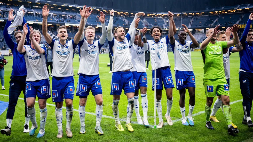 IFK-spelarna firade med bortasupportrarna i hörnet.