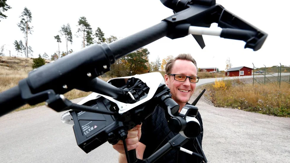 Drönaransvar. Det är vad Thomas Erdegard lär ut på Drönarakademin i sin kurs för nybörjare och vana piloter. Intresset för kursen har varit stort från kommersiella företag.