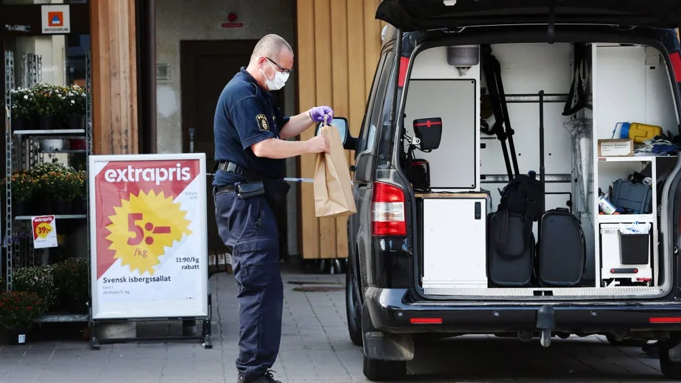 Bevissäkring. En kriminaltekniker samlar in bevis efter måndagens bankrån.