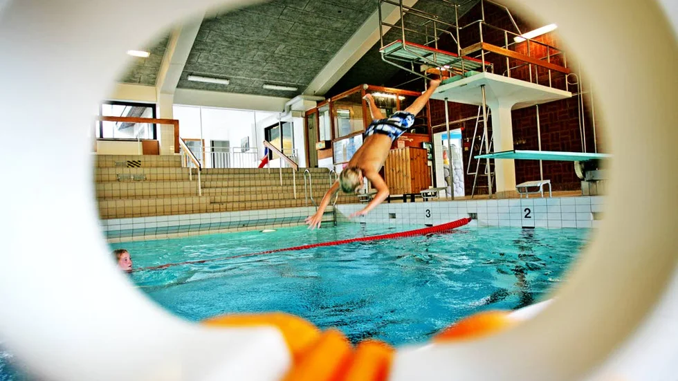 Det var då. SPF Kopparn vill att bassängerna i simhallen åter ska fyllas med vatten, för rekreation, friskvård och rehabilitering. Bildern är tagen 2007 då ett nytt avtal om driftsbidrag tecknats för simhallen. Det varade fram till årsskiftet 2012-13, då simhallen stängdes.