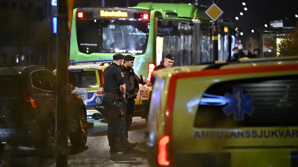 Ambulans och polis på plats i Malmö efter att en flicka knivskurits vid ett rån på en stadsbuss på tisdagskvällen.
